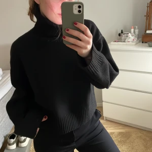 Polotröja  - Stickad polo från Hm. Något utsvängda ärmar. Sparsamt använd och inte nopprig 