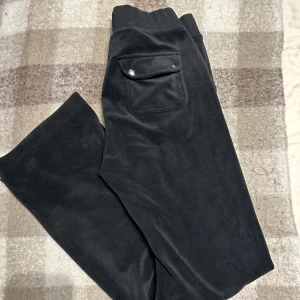 Juicy couture  - Svarta juicy byxor som ej kommit till användning längre. Inga skador💓