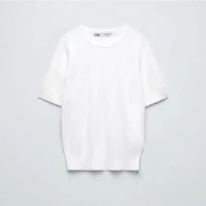 Zara stickad t-shirt - Jättesnygg stickad basplagg ifrån zara!💗 storlek S😇 bra skick! 