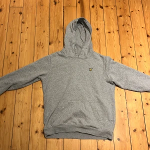 Lyle & scott hoodie - Nypris 700 mitt pris 300 Säljer då den inte passar min stil längre knappt använd storlek 15/16 år sitter som smal