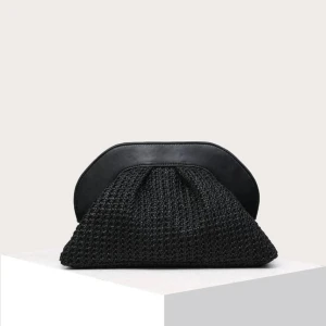 Svart clutch  - Helt oanvänd clutch i svart! Stor och rymlig. Perfekt till bal eller festligare tillfällen🖤