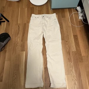Vita Jeans - Vita jeans från weekday  Använda 1 gång skick 9/10 