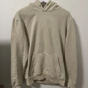 Beige hoodie  - Jätte snygg och skön hoodie från Only&Sons. Sparsamt använd. Skick 9/10 pga snöret till luvan saknas annars felfri. 