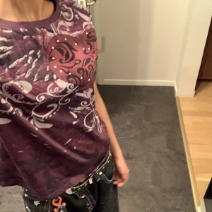 Y2k tshirt  - Jätte söt tröja. Jag är xs så den ser lite större it på mig på bilden. 