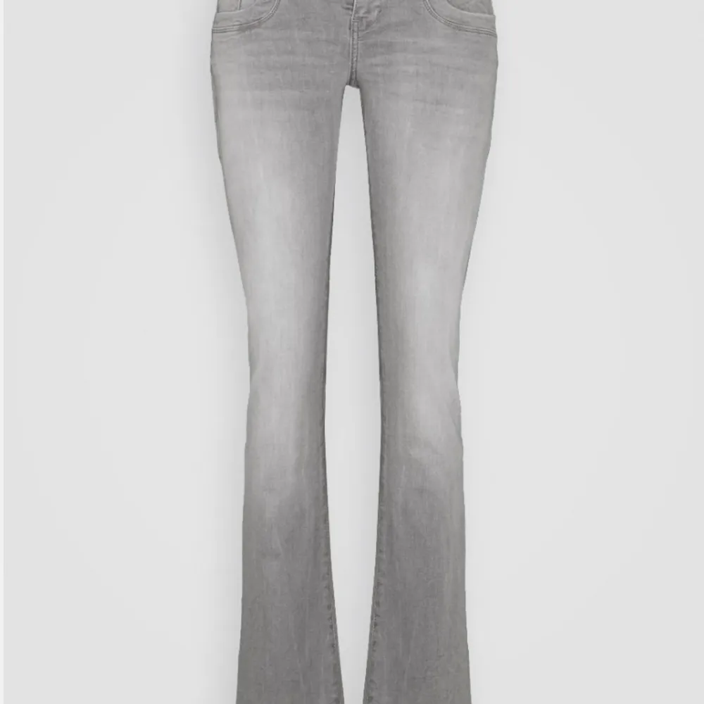 Använda men i bra skick, storlek 27x36, lite slitna längst ner på benen. Jeans & Byxor.