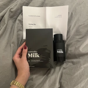 commodity milk perfym  - säljer min helt oöppnade commodity milk 100ml perfym då jag råkade beställa 2 st🧸 originalpris 1700kr! (den som ligger bredvid är min) noter: varm marshmallow, mahogny trä, tonka bönor, laktonisk, benzoin (varm, unisex, söt, fluffig) skriv vid frågor🥳🥳