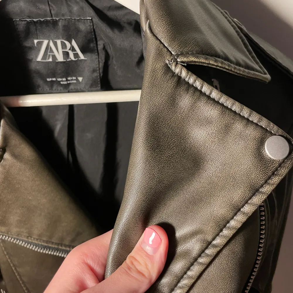 Säljer denna skinnjacka från Zara! Den är knappt använd och är precis som ny. Säljer då den inte kommit till användning. Den sitter jättefint och passar till många outfits. . Jackor.