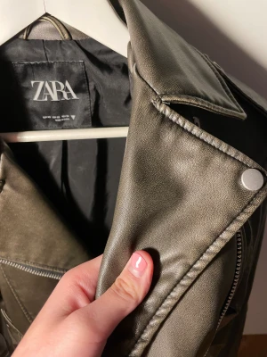Zara skinnjacka  - Säljer denna skinnjacka från Zara! Den är knappt använd och är precis som ny. Säljer då den inte kommit till användning. Den sitter jättefint och passar till många outfits. 