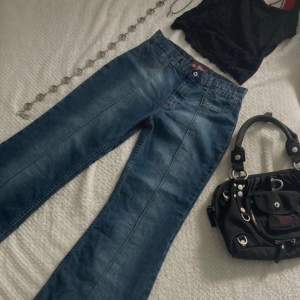 göööörsnygga jeans som tyvärr är för små i midjan på mig (midjemåttet är 34cm, längd 104cm & 47cm lår) 🫶🏻