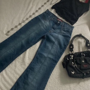 flare jeans - göööörsnygga jeans som tyvärr är för små i midjan på mig (midjemåttet är 34cm, längd 104cm & 47cm lår) 🫶🏻