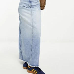 Helt ny kjol (prislapp kvar)  - Säljer denna fina kjol pga inte kommit till användning, (prislapp är kvar) , köptes för 400 