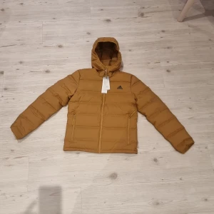 Adidas- HELIONIC HOODED DOWN JACKET - Helt ny! Prislapp hänger kvar.