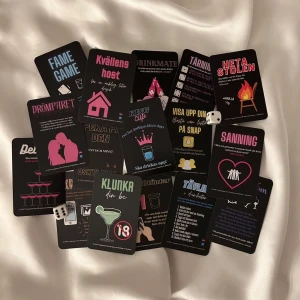 Förfest spel!  - Säljer ett jätte roligt förfest spel för ungdomar! Lätt att ta med, passar alla, roliga frågor och utmaningar!!!  Man får 58 kort, en tärning i en söt organsa påse. 