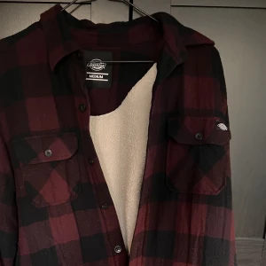 Jacka - Jacka från dickies, aldrig kommit till användning. Fluffig och varm!