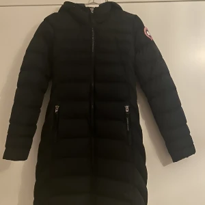Canada Goose Jacka - Oäkta Canada Goose Jacka, i storlek S men jag skulle säga att den sitter som en XS.  Finns ett hål i luvan, därav priset skicka ett meddelande så kan jag skicka bilder på det. 900kr 🫶