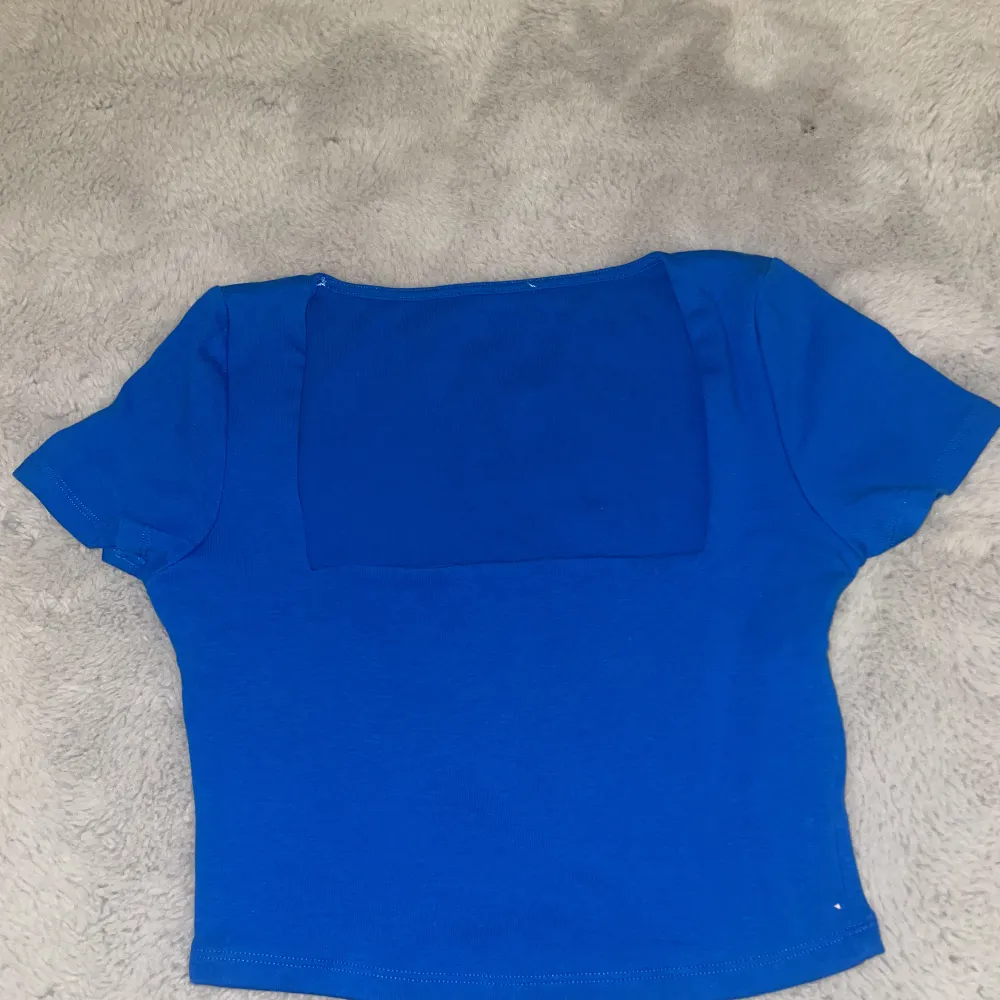 En fint uringad t-shirt som är kundblått. Är ett basic plagg som kan användas mycket, säljer pga den är för stor . T-shirts.