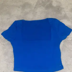 En fint uringad t-shirt som är kundblått. Är ett basic plagg som kan användas mycket, säljer pga den är för stor 