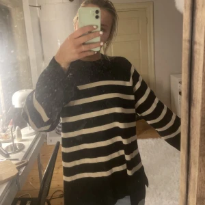 Randig  tröja  - Jätte jätte fin randig stickad tröja ifrån OBJECT! Köpt på vila! Nypris 550kr, säljer 300 då den aldrig är använd! Fint material!