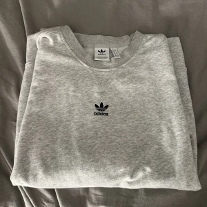Adidas sweatshirt  - Säljer denna fina tröjan från adidas. Jättefint skick. Dammodell men skulle även passa unisex. Strl 38 motsvarar en M. Köpt för 800kr