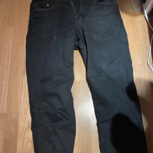 Jeans - Regular fit Jeans från HM, hyfsat använda, kondition 6/10. Säljer pga passar inte mig längre. 