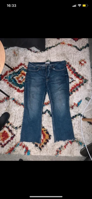 JEANS TRF CROPPED FLARE MED MEDELHÖG MIDJA - Topp skick, använt 2 ggr. 