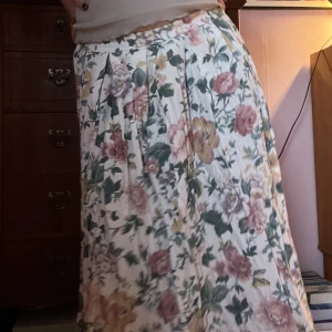 Midikjol - Söt blommig kjol!