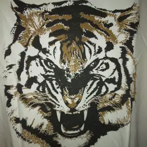 Gräddvit tunnare sweatshirt med tiger tryck. Strlk: 34 / XS. Bomull. Gina Tricot. Felfri. 