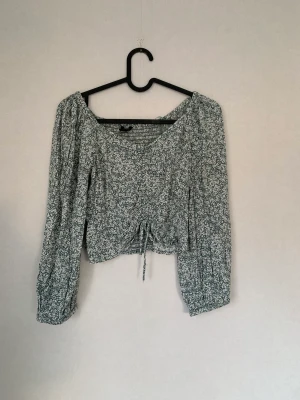 Superfin blus! - En superfin blus med snören som man kan justera! Storlek M men mer som S, köpt på Lindex. Väldigt lite använd så i nyskick. Nypris ca 300kr, säljes för 150kr! 🌸