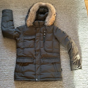  Olivgrön Hollies jacka - En Hollies jacka storlek 48. Bra skick, inga repor/skador. Äkta päls, bevarad riktigt bra. Kan gå ner i pris vid snabb affär. Ny pris 4500 kr