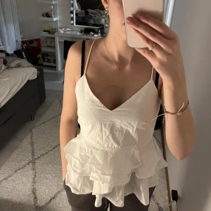 Vit topp  - Söt vit topp, oanvänd och i väldigt bra skick!