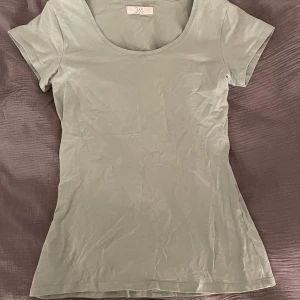 Ljusgrön tajt basic T-shirt  - En enkel å mycket stilren ljusgrön t-shirt som funkar till nästan allt☘️