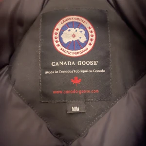 Canada goose jacka dam - Köpte den för 4 år sen och den har används 2 vintrar. Väldigt omhändertagen då jag har använt den få tal gånger. Storlek M. Tecken på användning finns mestadels vis armens resår, annars är den fel fri. Finns att hämta i Sundsvall annars går det med frakt☺️