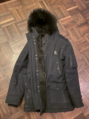 Vinterjacka  - Vinterjacka med pälskrage 