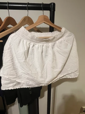 Vit sommarkjol🌸🌸 - Superfin vit kjol! I storlek M. Använd 1-2 ggr, jättebra skick💕🌸