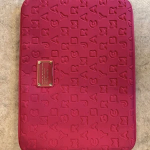 Marc Jacobs datorfodral  - Datorfodral från Marc Jacobs! Fin färg och bra skick, endast lite smutsig 🩷🩷33 cm 