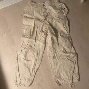 asfeta parachute pants från k-two studios. I gott skick, färgen är ”Cream” går dock inte att välja de..