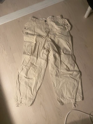 K-two studios parachute pants - asfeta parachute pants från k-two studios. I gott skick, färgen är ”Cream” går dock inte att välja de..