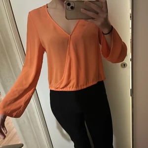 Blus i färgen orange  - Super bra skick, som ny då jag använt den en gång. Säljer pga blivit stor på mig. 