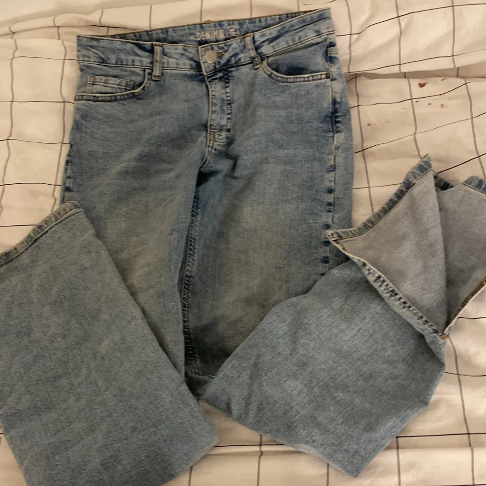 Utsvängda jeans i storlek 40. Jeans & Byxor.
