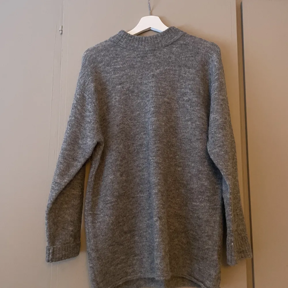 Supermysig grå stickad tröja som är i storlek xs men är oversize. Från Carin Wester!. Stickat.