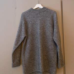 Supermysig grå stickad tröja som är i storlek xs men är oversize. Från Carin Wester!