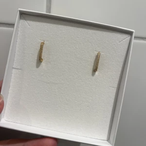 Örhängen  - Säljer Dessa otroligt eleganta och söta örhängena. De är endast använda en gång, och är i fint skick. 🥰 köptes på glitter för 299 kr men säljer de nu för 90 kr 