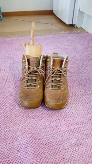 Helly Hansen vinterskor - Helly Hansen vinterkängor skyddar mot alla väder även riktigt snygga. Köpte dom av en kompis och han sa att han hade använt dom i ca 1 månad. Och jag har inte använt dom sen dom köptes. 