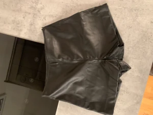Läder shorts från hm  - Svarta shorts i läder/skinn. Mycket trendiga. Lite stretchiga . HAR INGA BILDER PÅ FÖR DE PASSAR INTE MEN KAN SKICKA MÅTT❗️ lm