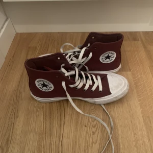 Vinröda Converse  - Säljer mina jättefina Converse då dem är för små för mig💞 Änvända fåtal gånger. 