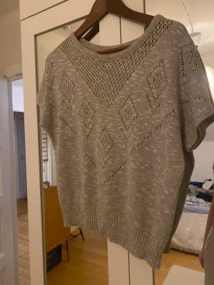 Stickad kortärmad  - Superfin stickad kortärmad. 