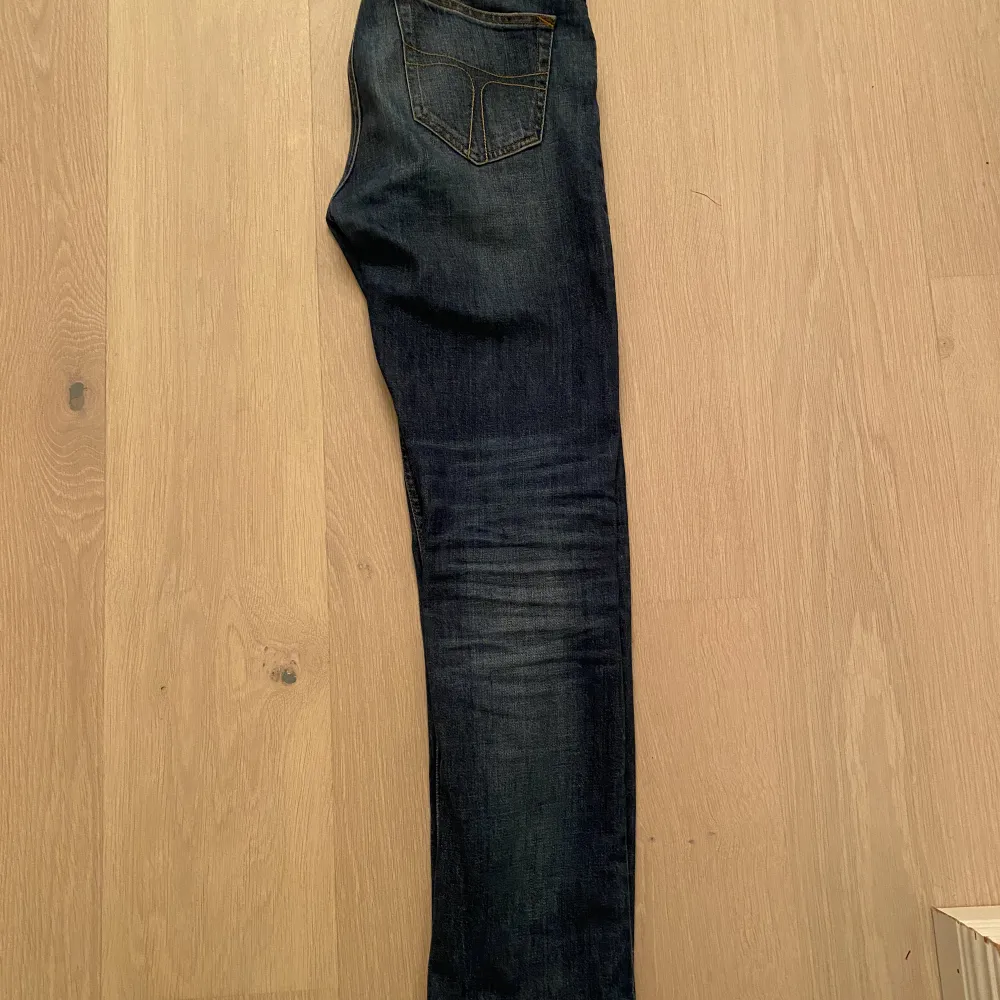 Säljer ett par riktigt feta jeans från Tiger of Sweden, använda ett fåtal gånger, nypris 1299 mitt pris 329. Jeans & Byxor.