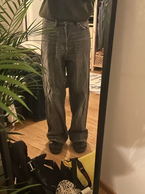 Weekday Astro Baggy Jeans - Astro jeans från Weekday, väldigt baggy, sjukt snygg tvätt. Lite söndertrampade vid hälen, se sista bilden. 30/34 i storlek, passar mig, 183cm perfekt.