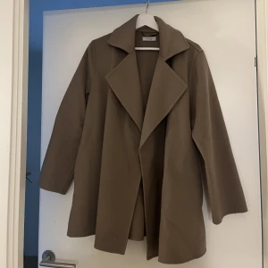 Marville Road kappa - Jätttefin kappa från Marville Road i färgen Greige! 