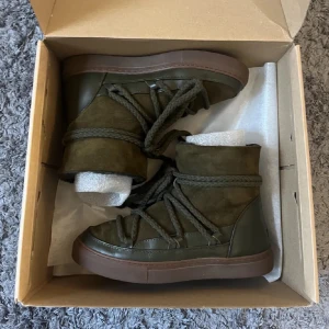 Inukkis i nyskick  - Säljer nu dessa äkta inukkis i färgen olive. De är helt oanvända och endast testade.❤️❤️Lånade bilder men kan självklart skicka egna!💓